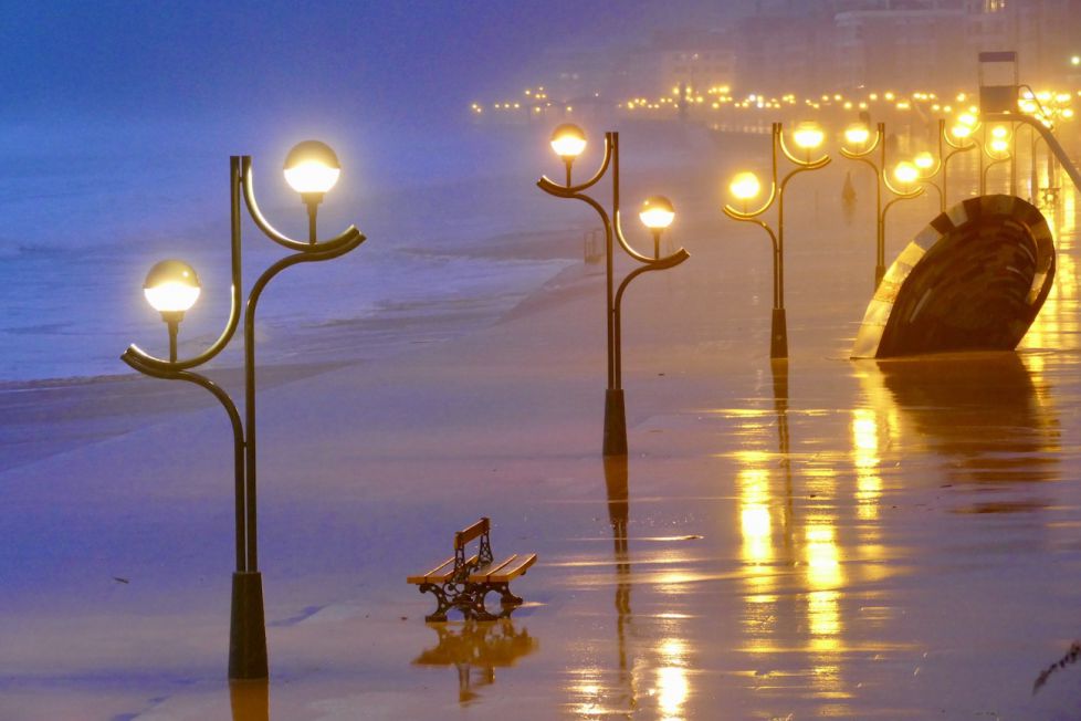 Atardecer en el malecón de la playa de Zarautz 