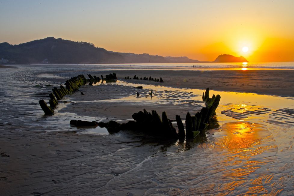 Barco Alemán Gustav ( En la playa de Zarautz al atardecer)