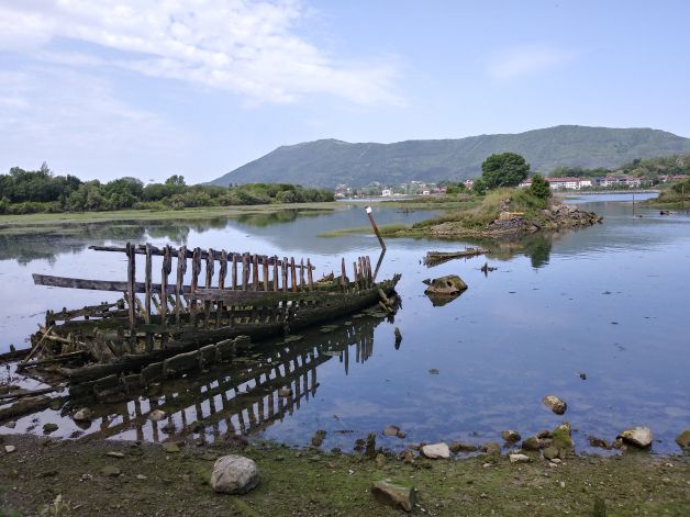 Barco viejo abandonado.