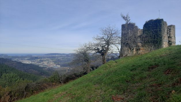 Como un castillo en la loma.
