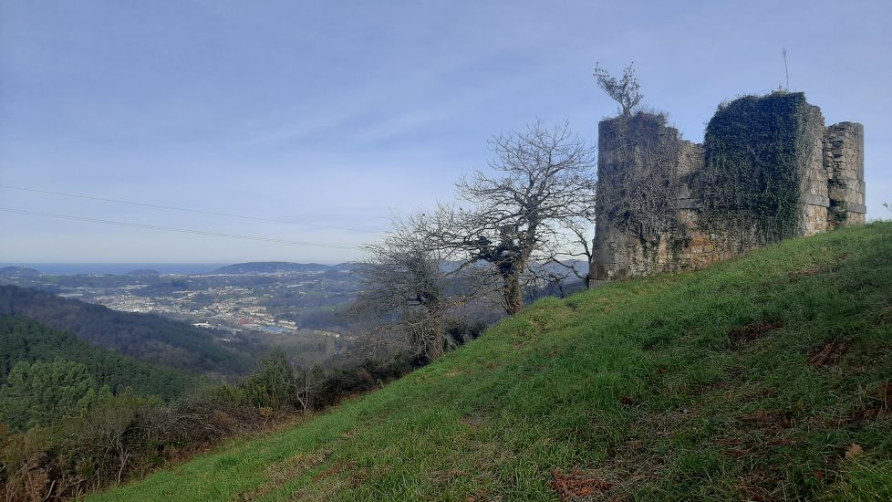 Como un castillo en la loma.