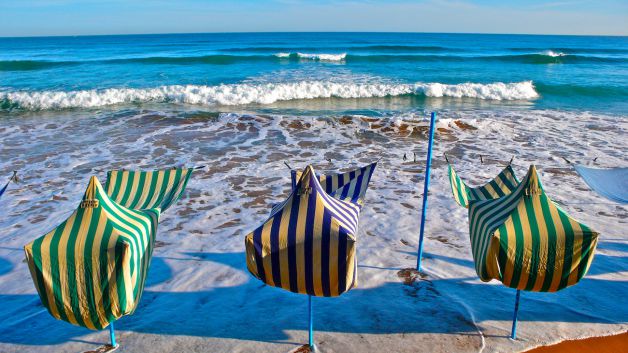 Con las faldas levantadas