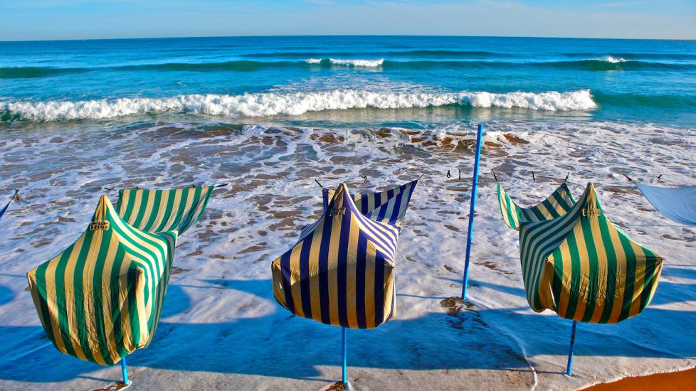 Con las faldas levantadas