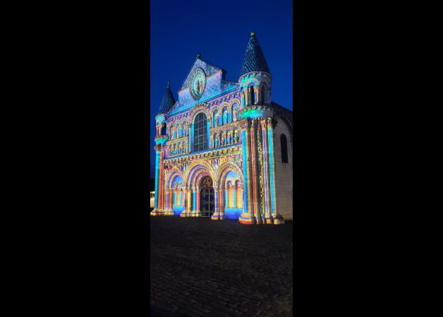 Iglesia romanica iluminada en Poitiers