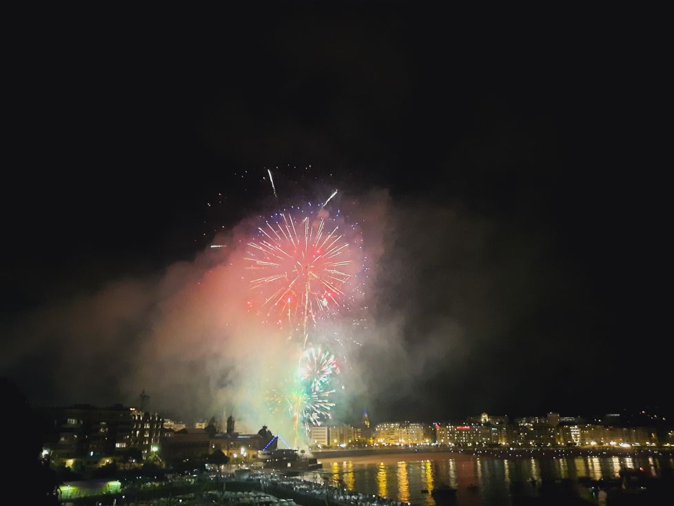 Iluminación estupenda en el cielo de donosti.