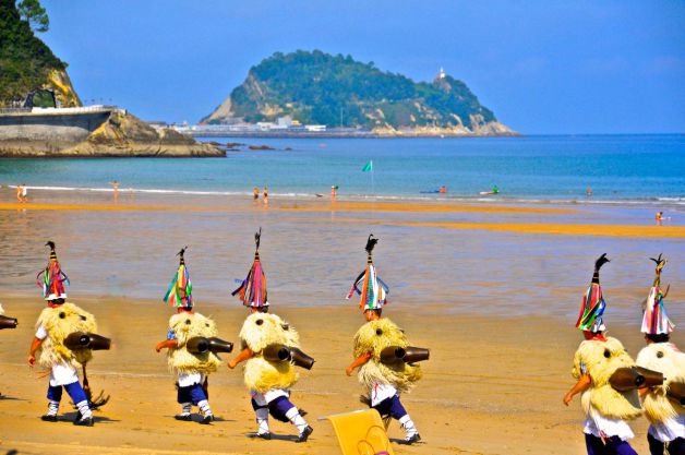 Joaldunak en la playa de Zarautz