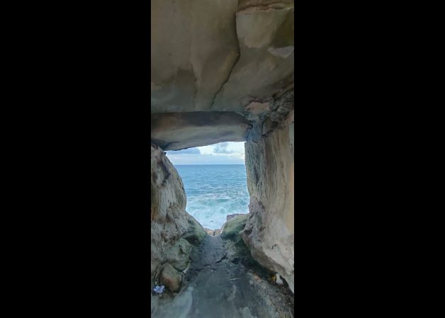 El mar a través de una ventana natural