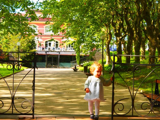 La niña posando para la foto