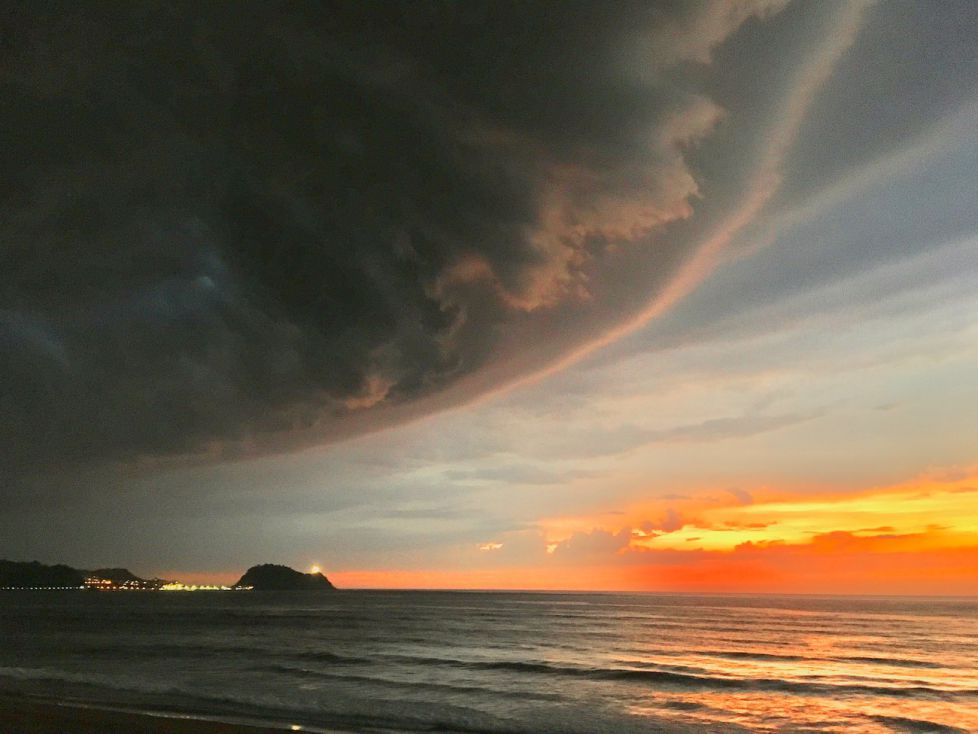 Nubes de tormenta al atardecer 