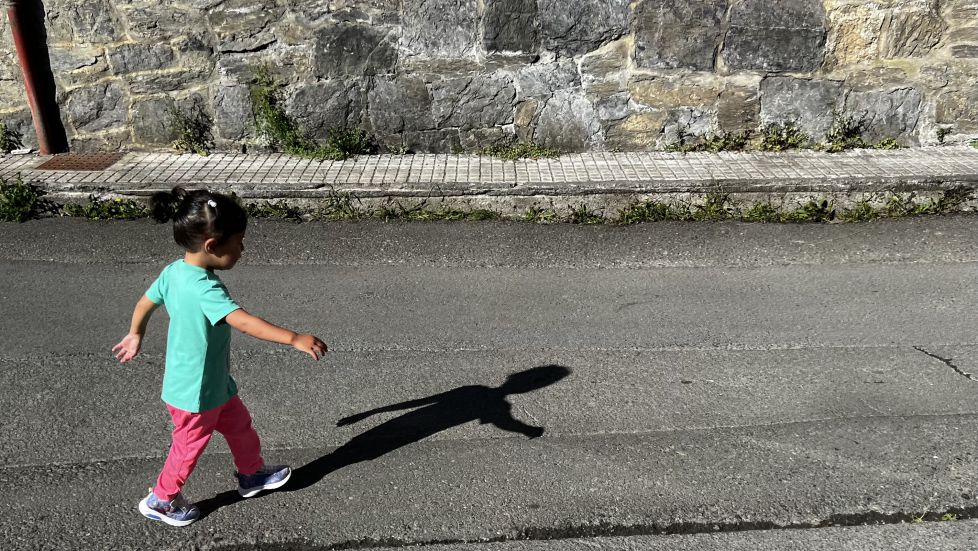 Persiguiendo a su sombra.