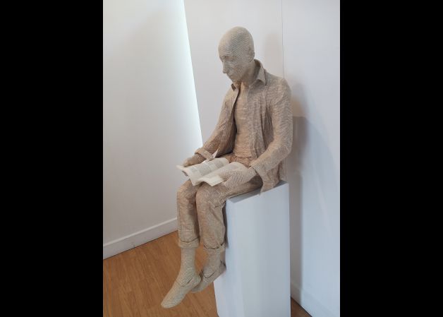 Persona de papel leyendo un libro