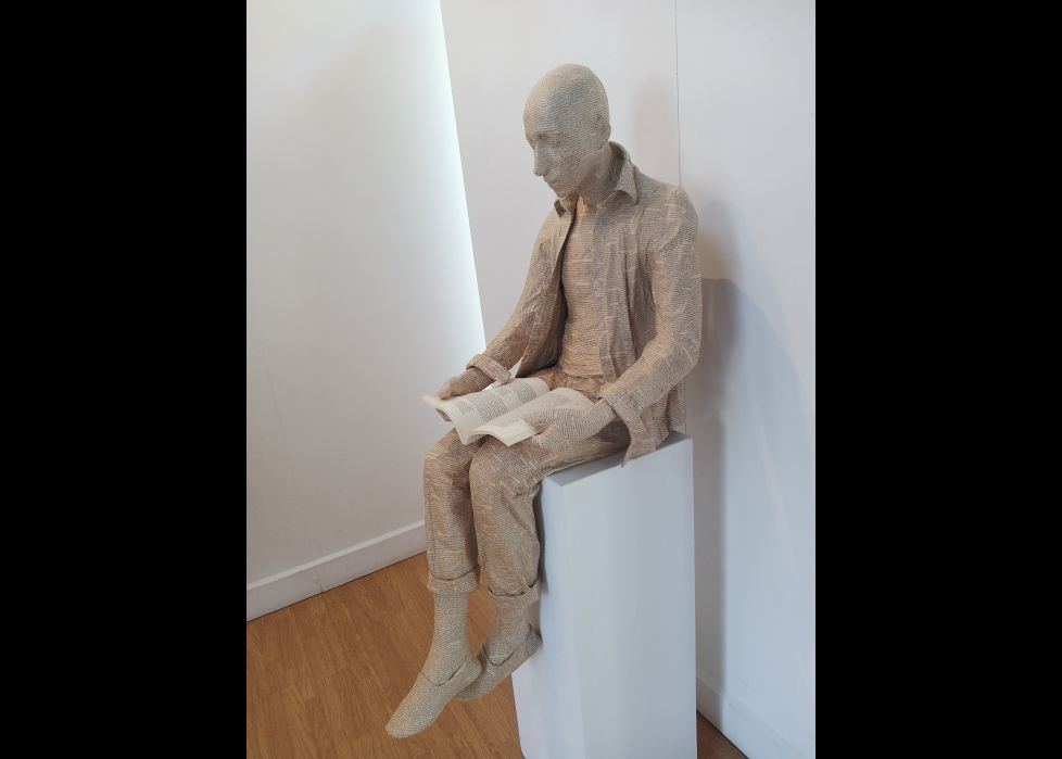 Persona de papel leyendo un libro