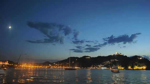 El pez que salió del mar para comerse a la luna