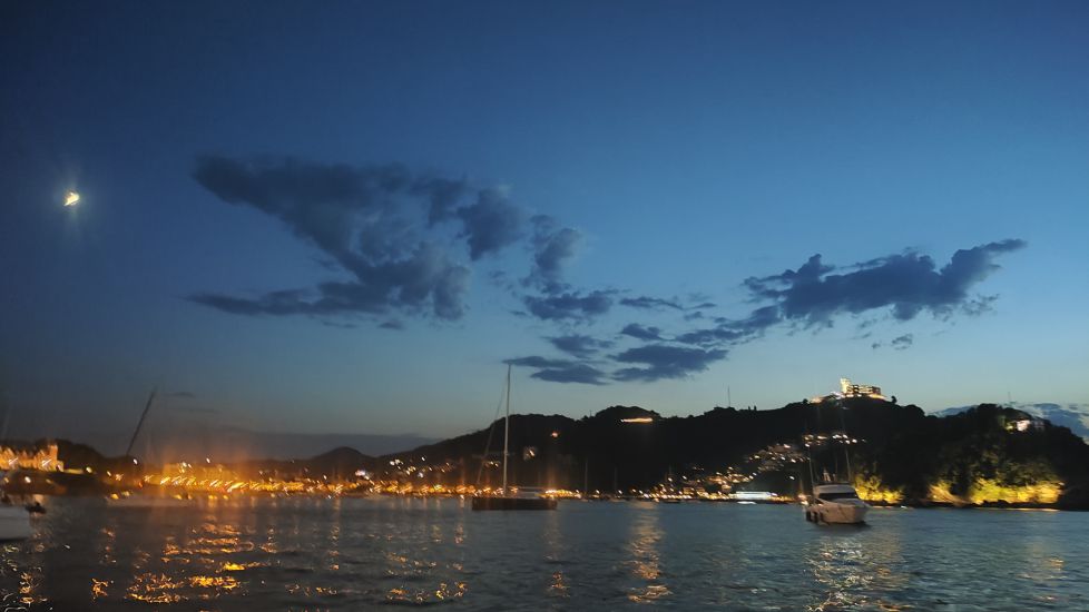 El pez que salió del mar para comerse a la luna