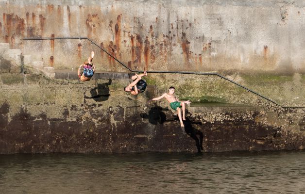 Saltando juntos hacia la diversión