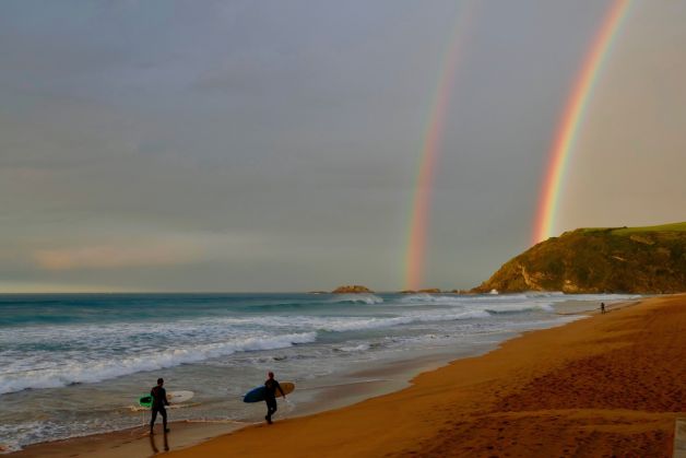 Surfistas contemplado el Arco Iris en la playa de Zarautz 