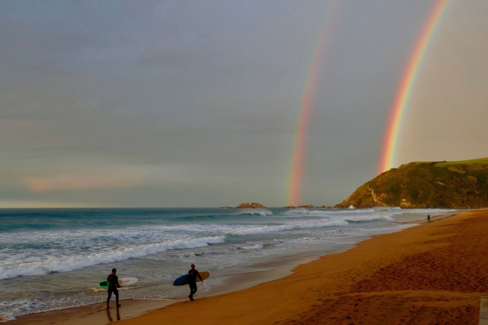 Surfistas contemplado el Arco Iris en la playa de Zarautz 