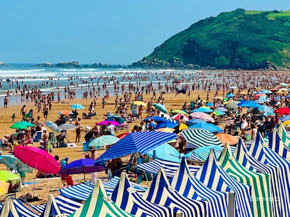 Tiempo caluroso de hoy en la playa de Zarautz 