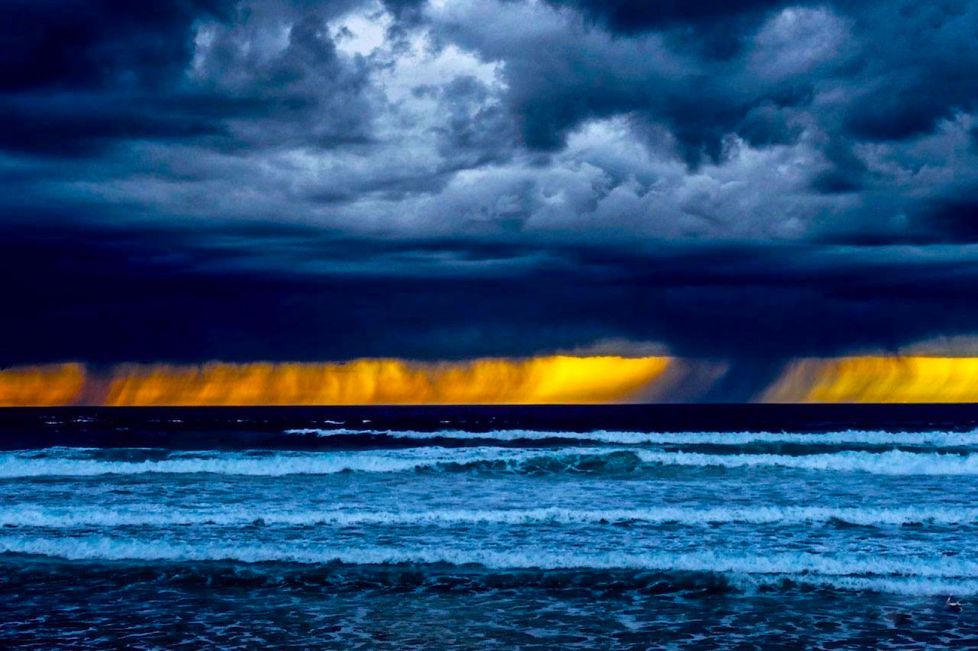 Tormenta al atardecer en la playa de Zarautz
