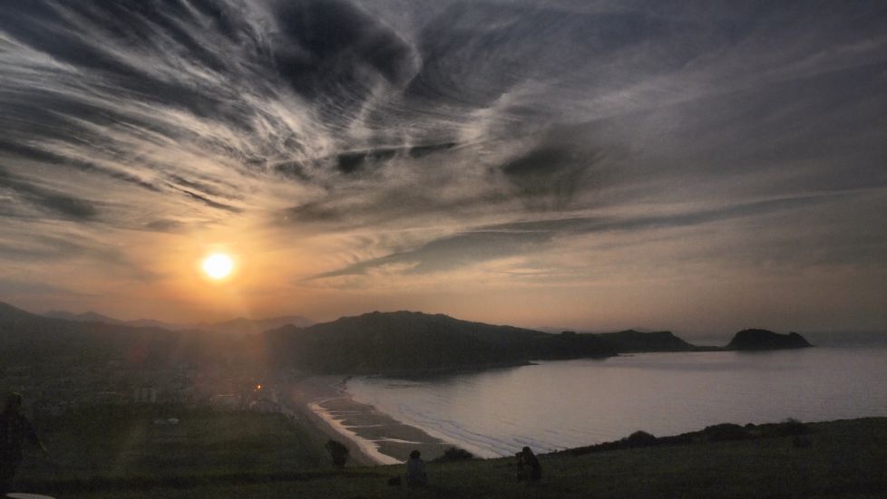 Una postal el anochecer