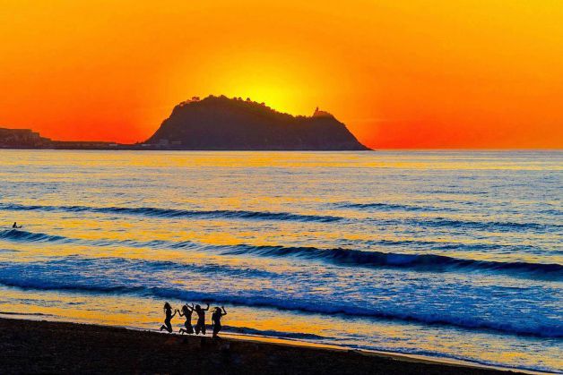 Vacaciones disfrutando al atardecer en la playa de Zrautz 