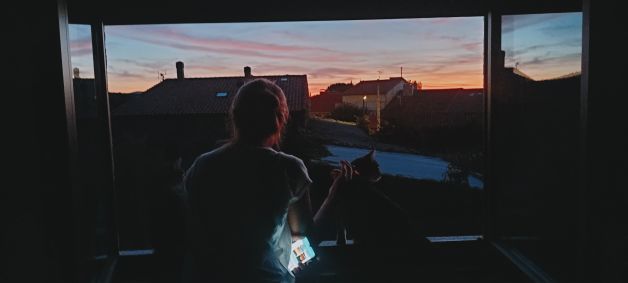 Ventana al anochecer