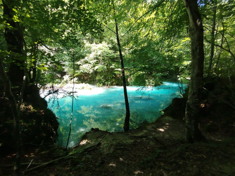 El agua que sueña en azul