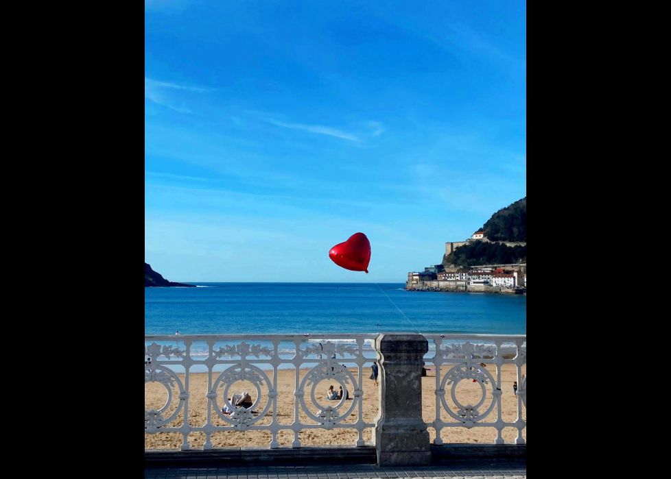 Atado a la barandilla!!