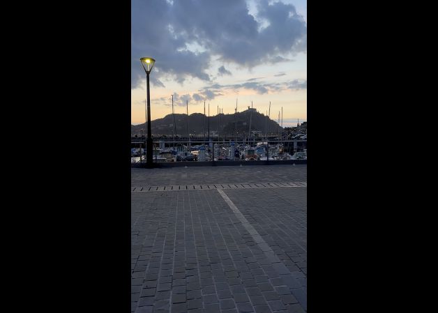 Barcos bajo el anochecer 