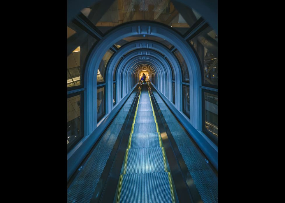 Escaleras para subir al Umeda Sky Building de Osaka