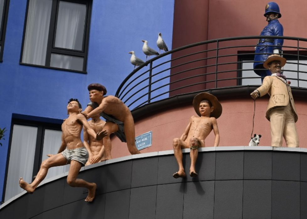 Figuras en fachada Olarain