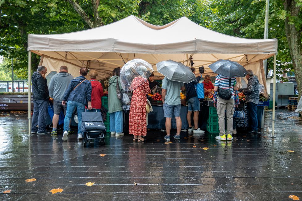 Lluvia en el mercadillo