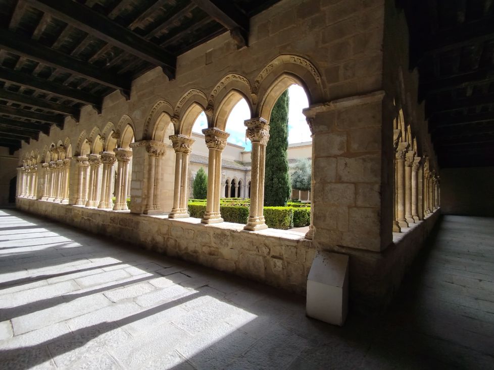 Luz y sombras en el claustro de Nieva