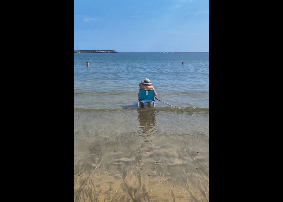 El placer del baño en la orilla