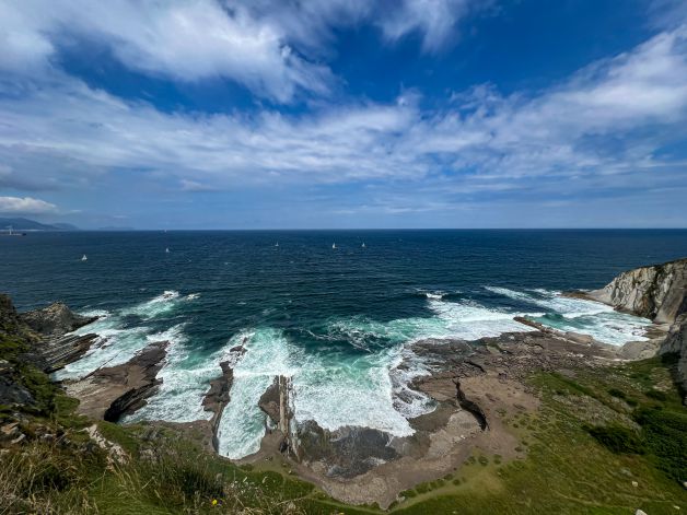 Por tierra, mar y aire.