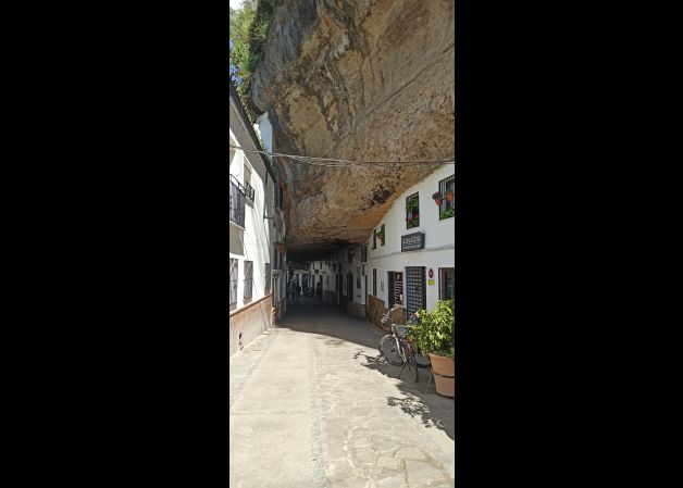 Pueblo bajo las rocas