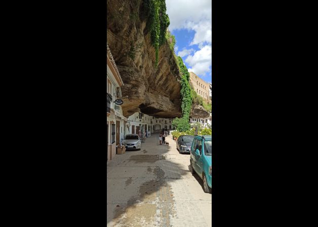Pueblo encajado entre rocas. 