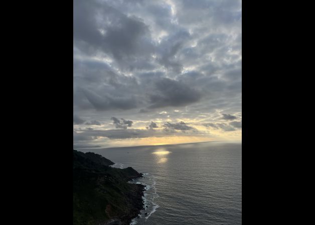 Rayo de luz entre nubes