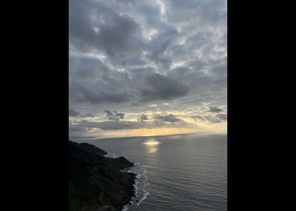 Rayo de luz entre nubes