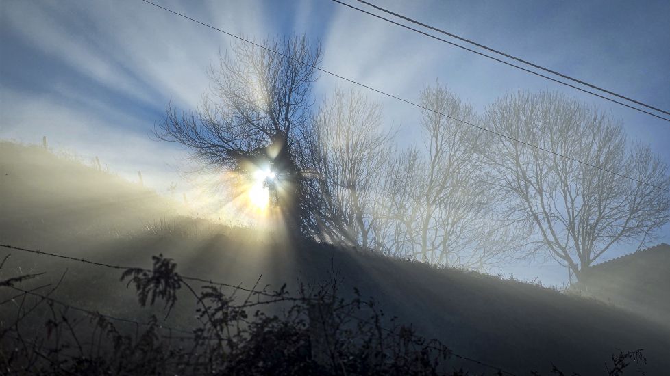 El sol rompiendo la niebla invernal en Igeldo 1