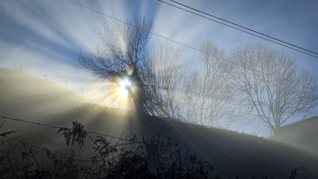 El sol rompiendo la niebla invernal en Igeldo 1