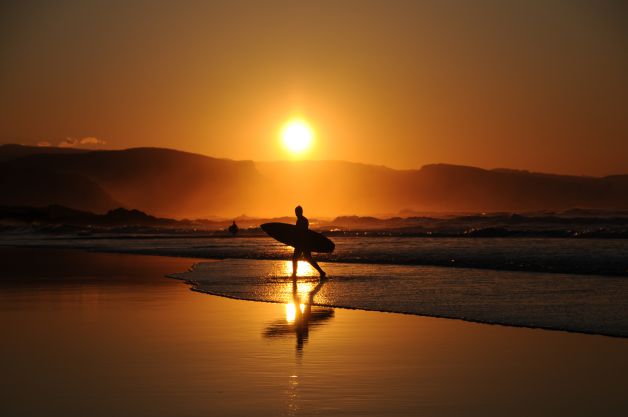 Tardes de surf, sol y sal en Sopelana