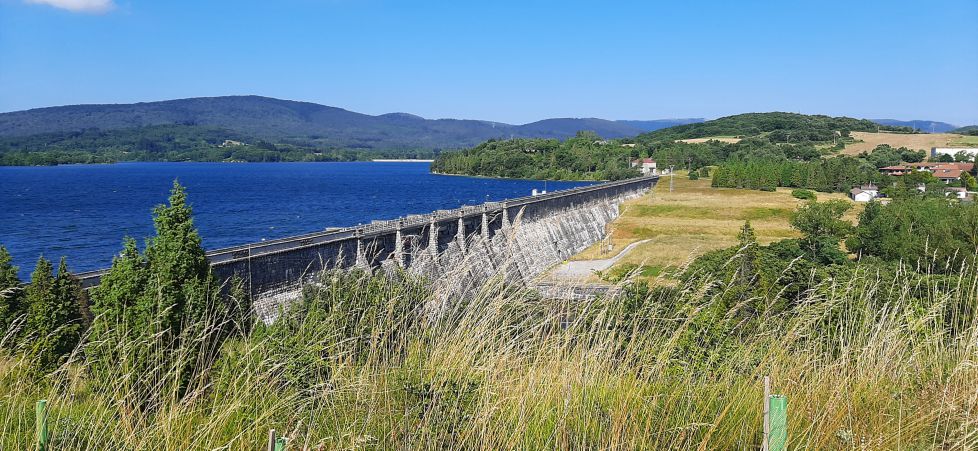 Tras lka presa la campiña.
