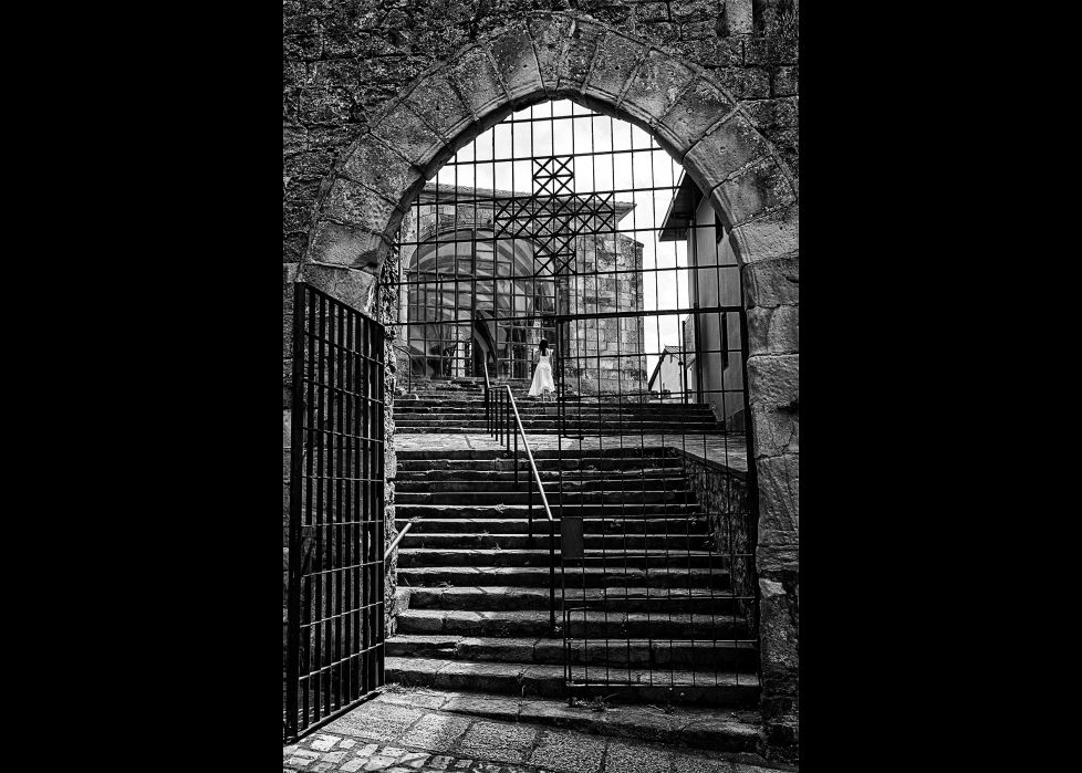 El vestido blanco, el alma en silencio, la iglesia vieja como testigo.