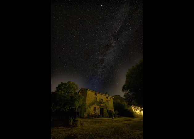 SE ATISBA TENUEMENTE -VIA LACTEA .