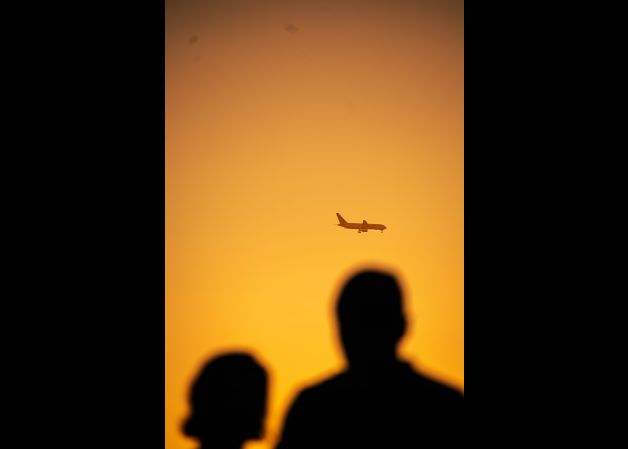 Aviones que dibujan caminos en el cielo.