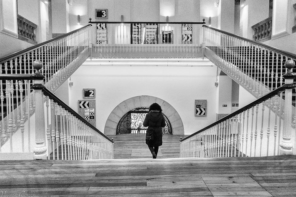 bajando las escaleras con glamour