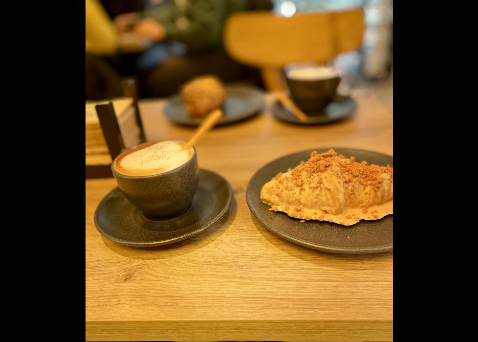 Café, croissant y conversación