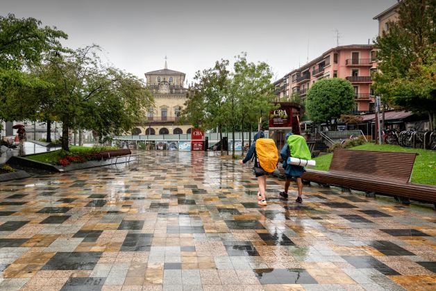Caminando bajo la lluvia