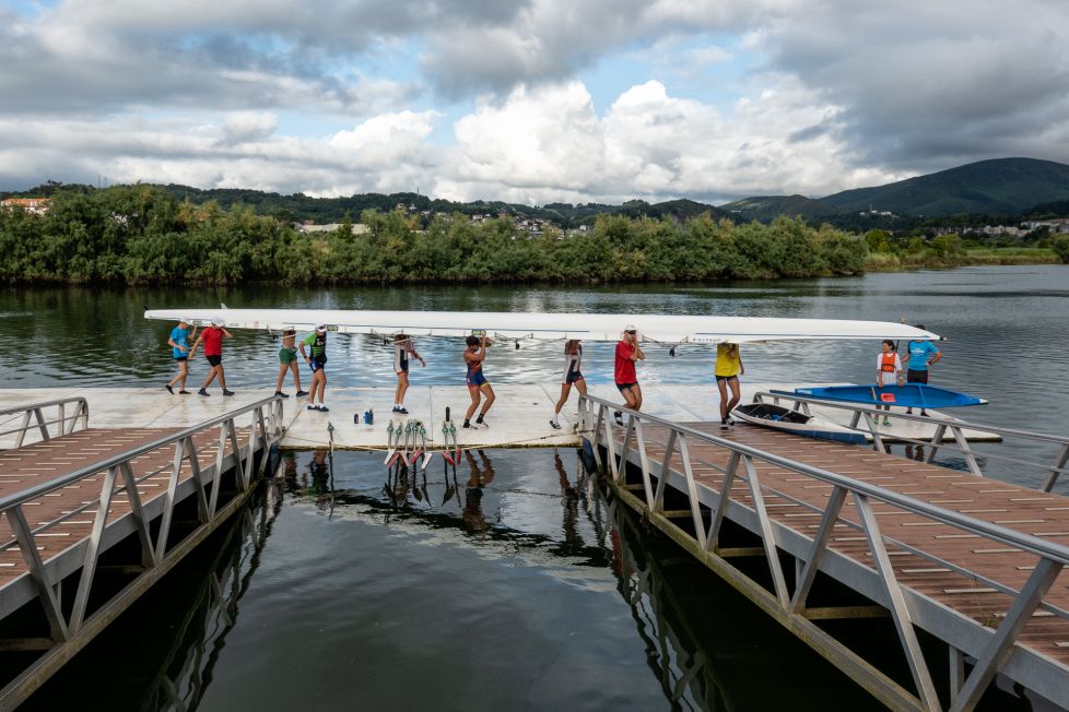 Con el barco al hombro
